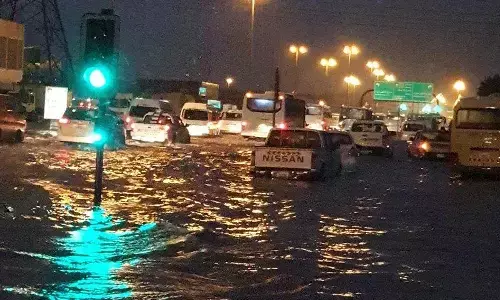 దుబాయ్ లో భారీ వర్షం.. ఎక్కడి వాహనాలు అక్కడే