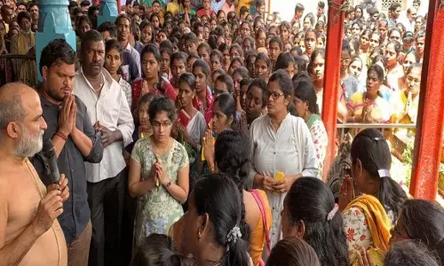 గరుడ ప్రసాదం కోసం క్యూ కట్టిన భక్తులు... 4కి.మీ ట్రాఫిక్