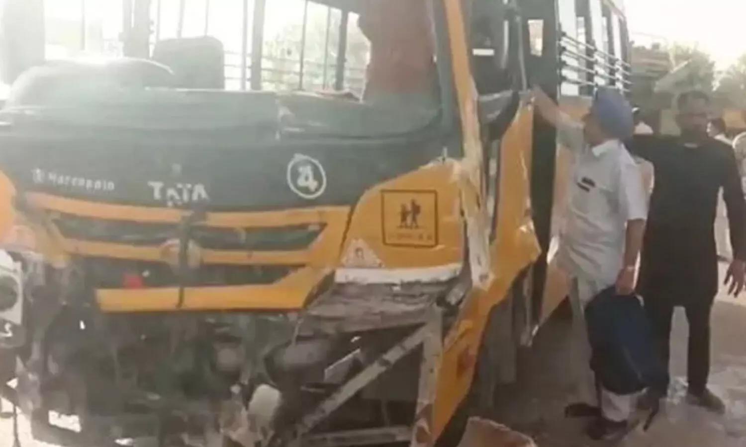 రోడ్డు ప్రమాదం - 14 మంది పిల్లలకు గాయాలు