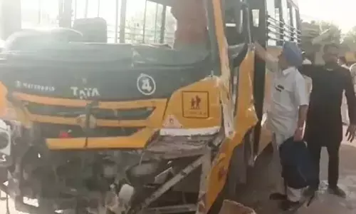 రోడ్డు ప్రమాదం - 14 మంది పిల్లలకు గాయాలు