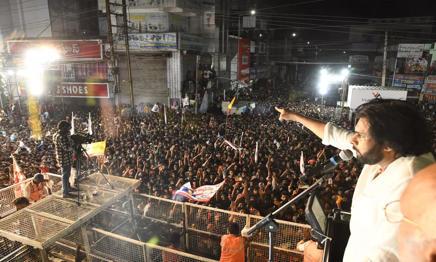 Janasena : పవన్ తో నో ఫొటో.. నో షేక్ హ్యాండ్