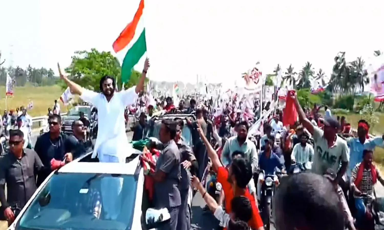 Pawan : భారీ ర్యాలీతో బయలుదేరిన జనసేనాని