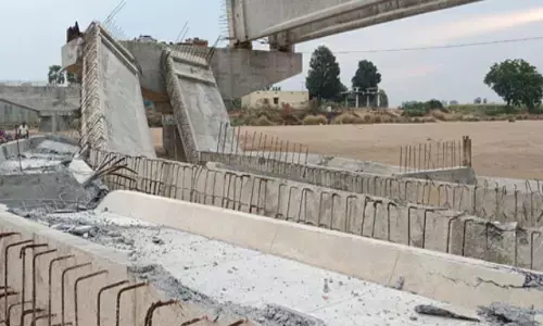 మానేరు వాగుపై కూలిన వంతెన