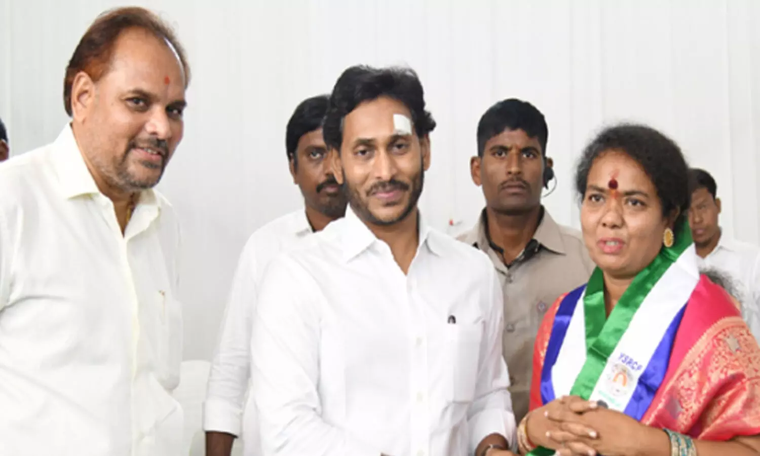 YSRCP : వైసీపీలో చేరిన మాజీ ఎమ్మెల్యే
