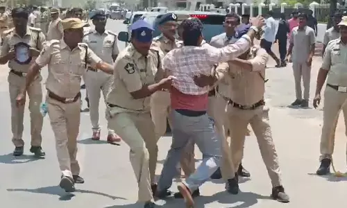 Jagan : పులివెందులలో జగన్ వైపు దూసుకొచ్చిన యువకుడు