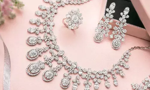 Hyderabad : కారులో కోటి విలువైన వజ్రాభరణాలు మాయం