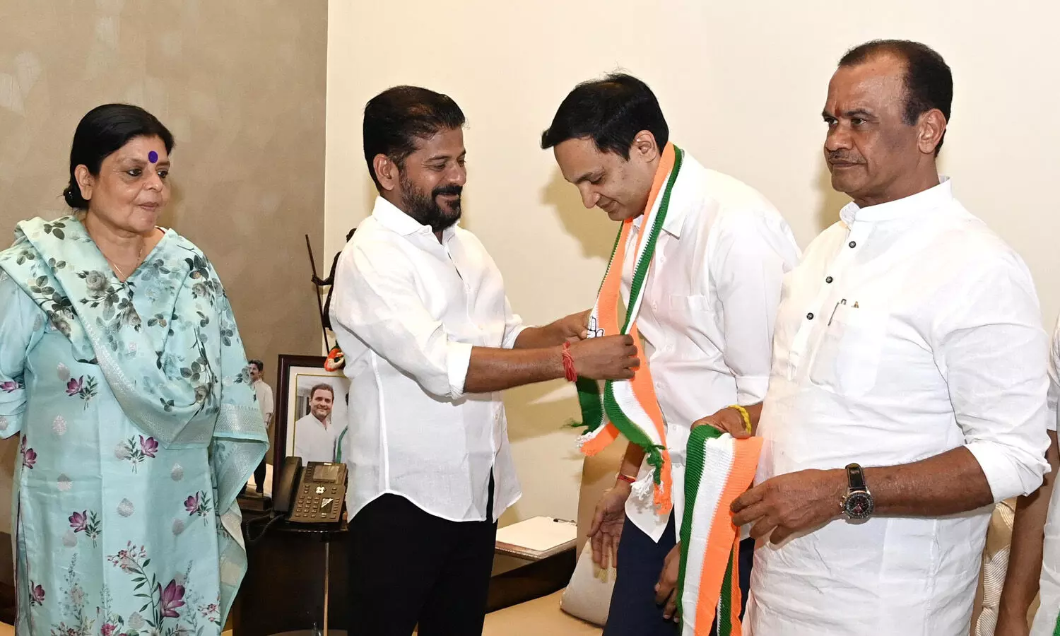 Congress : కాంగ్రెస్ కండువా కప్పేసుకున్న గుత్తా