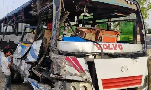 Road Accident : వేగంగా వచ్చిన లారీ బస్సు ఢీకొనడంతో.. ఆరుగురు మృతి