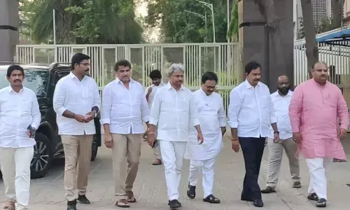 గవర్నర్ ను కలిసిన ఎన్డీఏ నేతలు..పింఛను పంపిణీపై