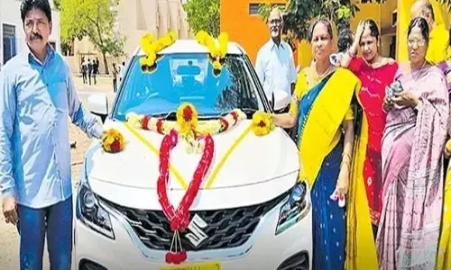 ఉపాధ్యాయుడికి 12 లక్షల ఖరీదైన కారు బహుమానం