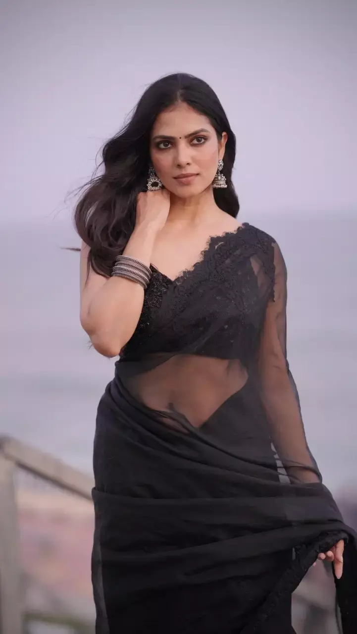 ట్రోలర్స్ కు గట్టి సమాధానం ఇచ్చిన మాళవిక మోహనన్