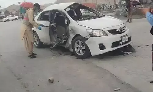 బాంబు పేలుడు.. ముగ్గురు మృతి