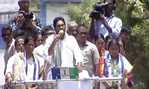 Ys Jagan : ల్యాండ్ టైటిలింగ్ యాక్ట్ పై తొలిసారి స్పందించిన జగన్.. హిందూపురంలో క్లారిటీ ఇచ్చిన నేత?