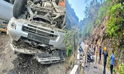 Road Acciddent : కారు లోయలోపడి.. ముగ్గురి మృతి