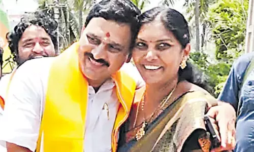 ఇలా నేతలందరూ ఉంటే ఎంత బాగుంటుంది..వైసీపీ, ఎన్గీఏ అభ్యర్థి ఆత్మీయ పలకరింపు