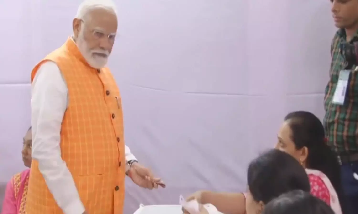 Narendra Modi : అహ్మదాబాద్ లో ఓటు వేసిన మోదీ