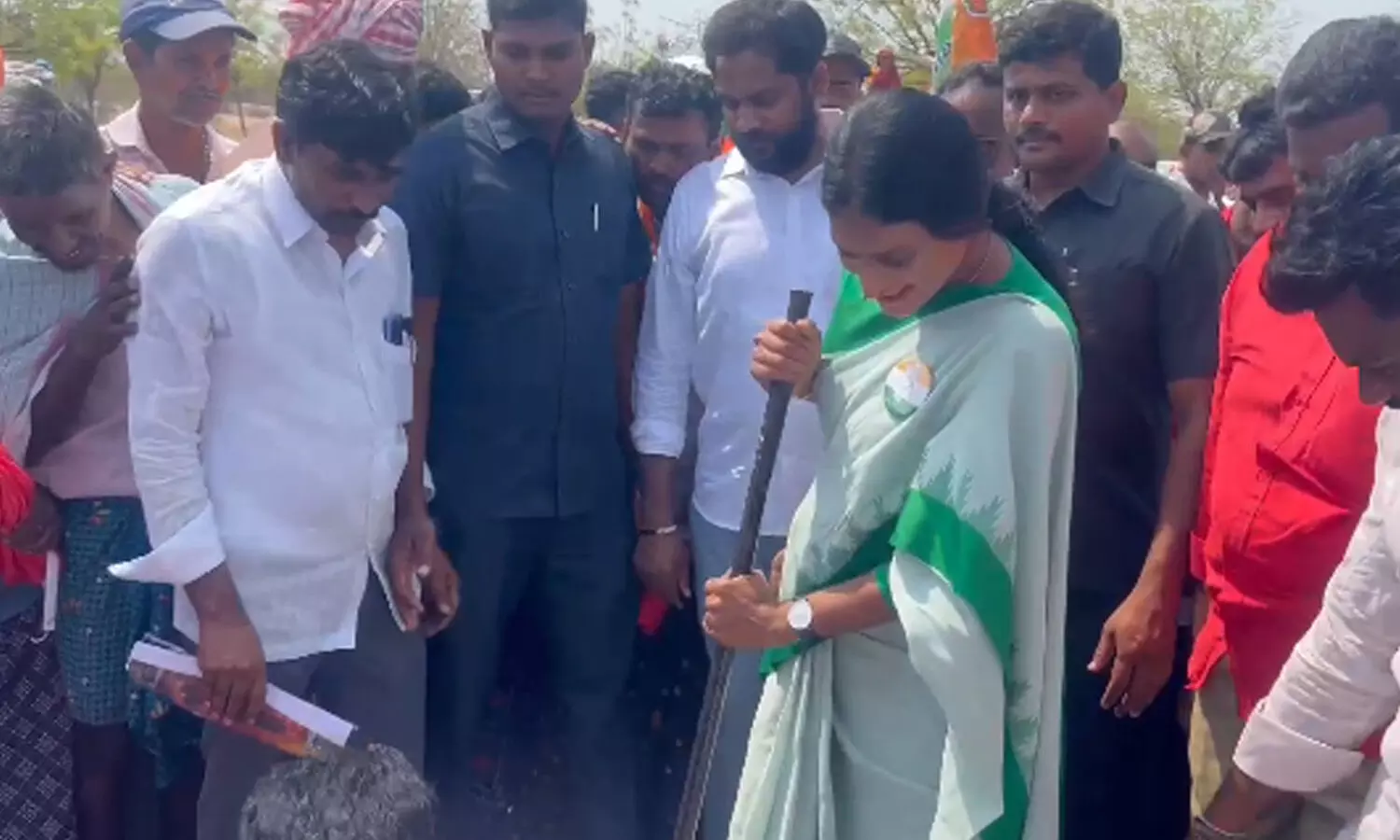 Ys Sharmila : పలుగు, పార పట్టిన షర్మిల ఉపాధి హామీ కూలీలతో కలిసి