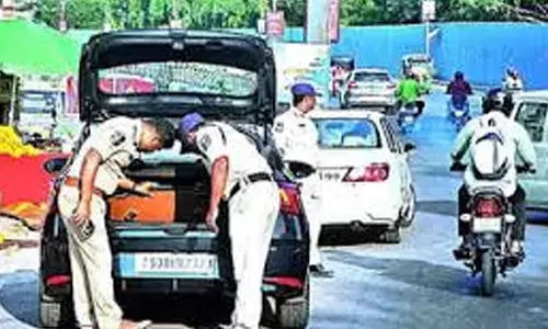 హైదరాబాద్ లో మూడు కోట్ల విలువైన బంగారు ఆభరణాల స్వాధీనం