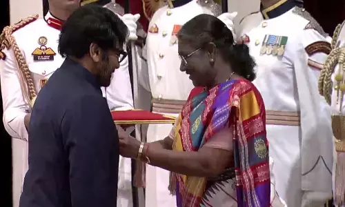 Chiranjeevi : పద్మవిభూషణ్ ను అందుకున్న చిరంజీవి