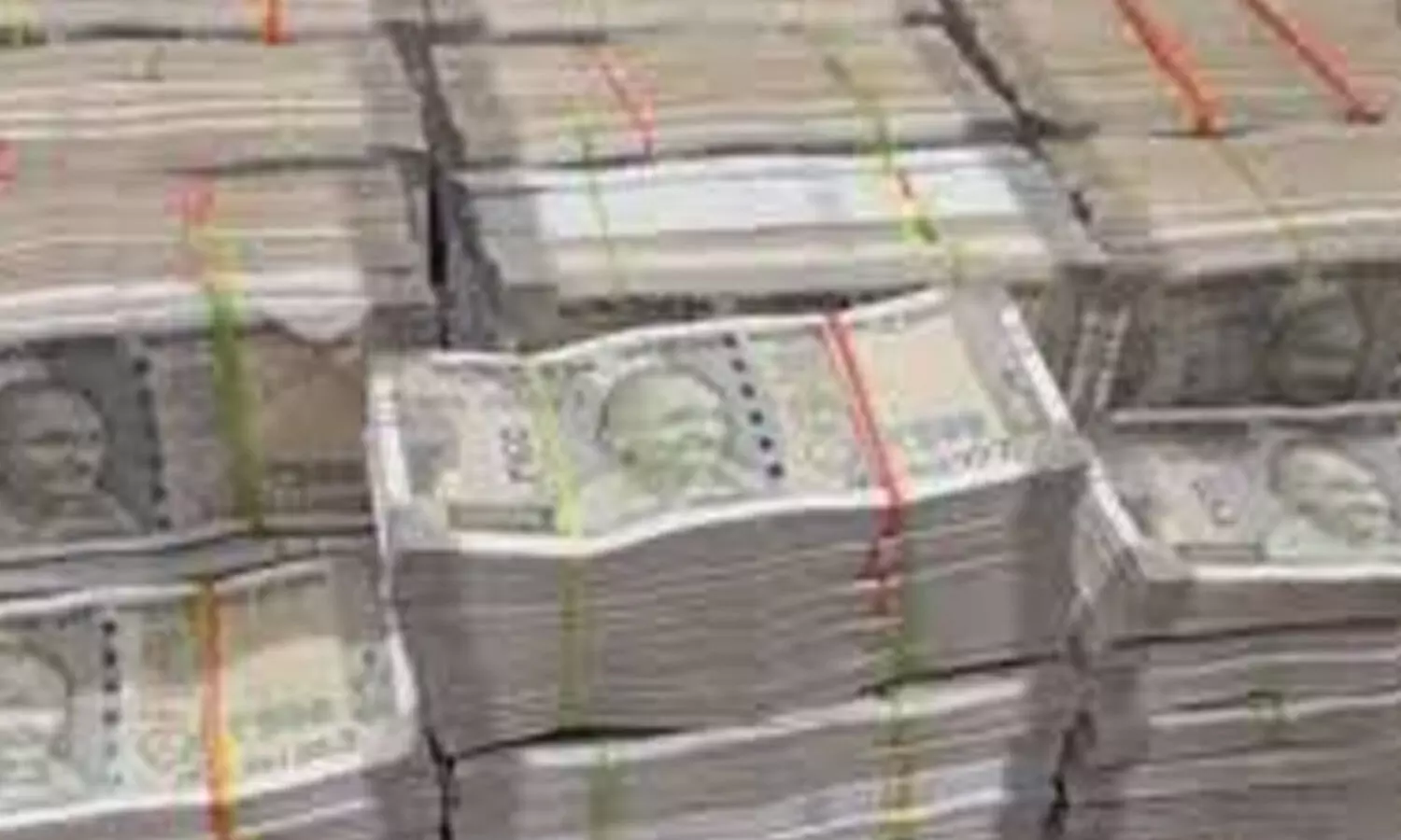 వ్యాన్ బోల్తా.. బయటపడిన క్యాష్ బాక్స్ లు.. తెరిచి చూస్తే ఏడు కోట్లు