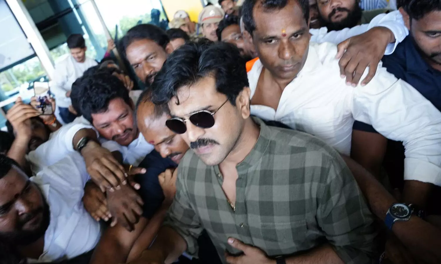 మరికాసేపట్లో పిఠాపురానికి రామ్ చరణ్