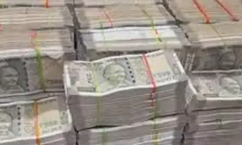 వ్యాన్ బోల్తా.. బయటపడిన క్యాష్ బాక్స్ లు.. తెరిచి చూస్తే ఏడు కోట్లు