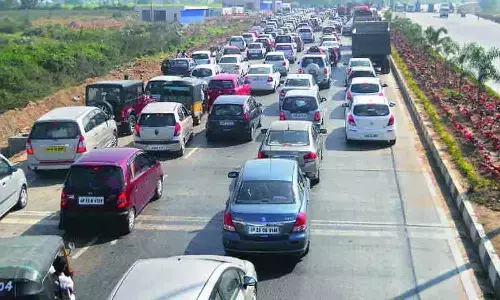 Toll Plaza : టోల్ ప్లాజాల వద్ద కొనసాగుతున్న రద్దీ