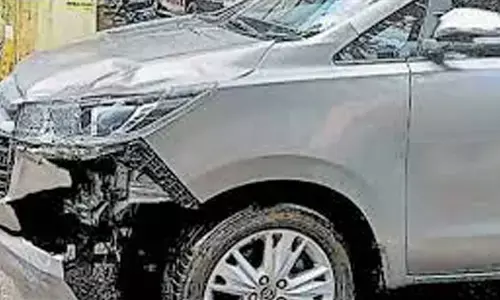 పది కిలోమీటర్ల పోలీస్ ఛేజింగ్.. బోల్తాపడిన ఇన్నోవా కారు... అందులో కరెన్సీ కట్టలు