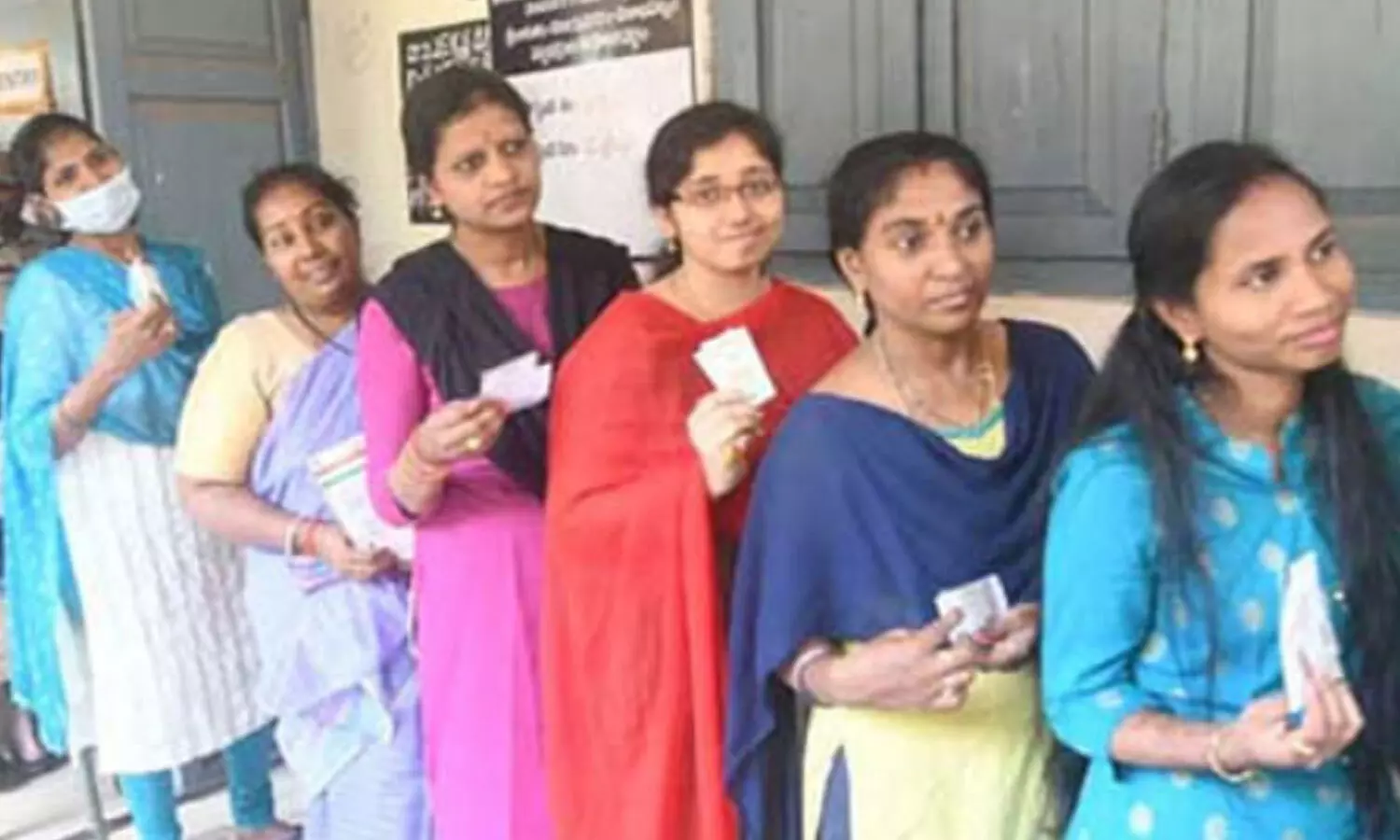 Election : పోలింగ్ ప్రారంభం.. ఉదయాన్నే పోలింగ్ కేంద్రానికి చేరుకుంటున్న ఓటర్లు