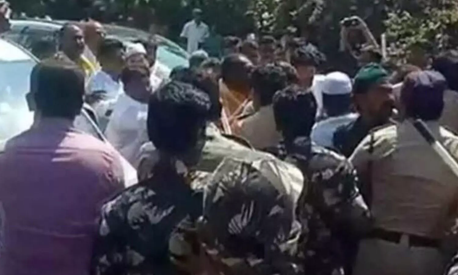 Hindupuram : హిందూపురంలో టెన్షన్.. ఇరువర్గాలపై పోలీసుల లాఠీఛార్జి