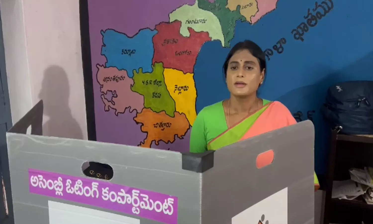 Ys Sharmila : ఇడుపులపాయలో ఓటు వేసిన వైఎస్ షర్మిల