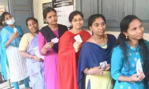 Election : పోలింగ్ ప్రారంభం.. ఉదయాన్నే పోలింగ్ కేంద్రానికి చేరుకుంటున్న ఓటర్లు