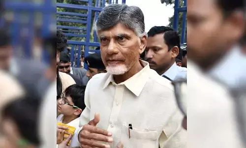 Chandrababu : పోలింగ్ కేంద్రానికి వచ్చిన చంద్రబాబు క్యూ లో నిలబడి మరీ