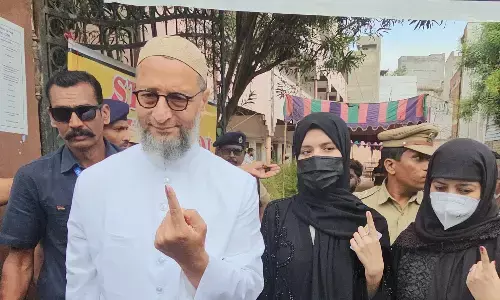 Owaisi : ఓటు వేసిన అసద్ ఫ్యామిలీ