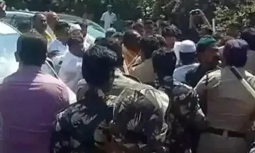 Hindupuram : హిందూపురంలో టెన్షన్.. ఇరువర్గాలపై పోలీసుల లాఠీఛార్జి