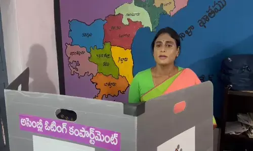 Ys Sharmila : ఇడుపులపాయలో ఓటు వేసిన వైఎస్ షర్మిల
