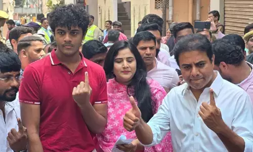 KTR : ఓటు వేసిన కేటీఆర్... అందరూ కూడా