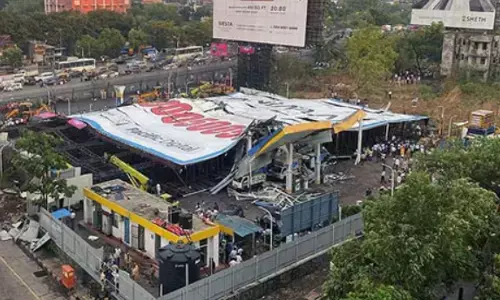 Mumbai : రెండు రోజుల పాటు కారులోనే మృతదేహాలు.. హోర్డింగ్ కూలిన ఘటన