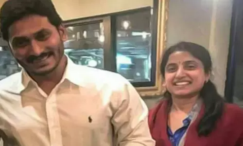 Breaking: జగన్ లండన్ వెళ్లే సమయంలో ఒక యువకుడు రావడంతో?