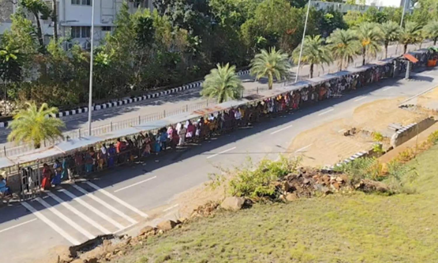 Tirumala : నేడు శ్రీవారిని దర్శించుకోవాలంటే 24 గంటలు వెయిట్ చేయాల్సిందే