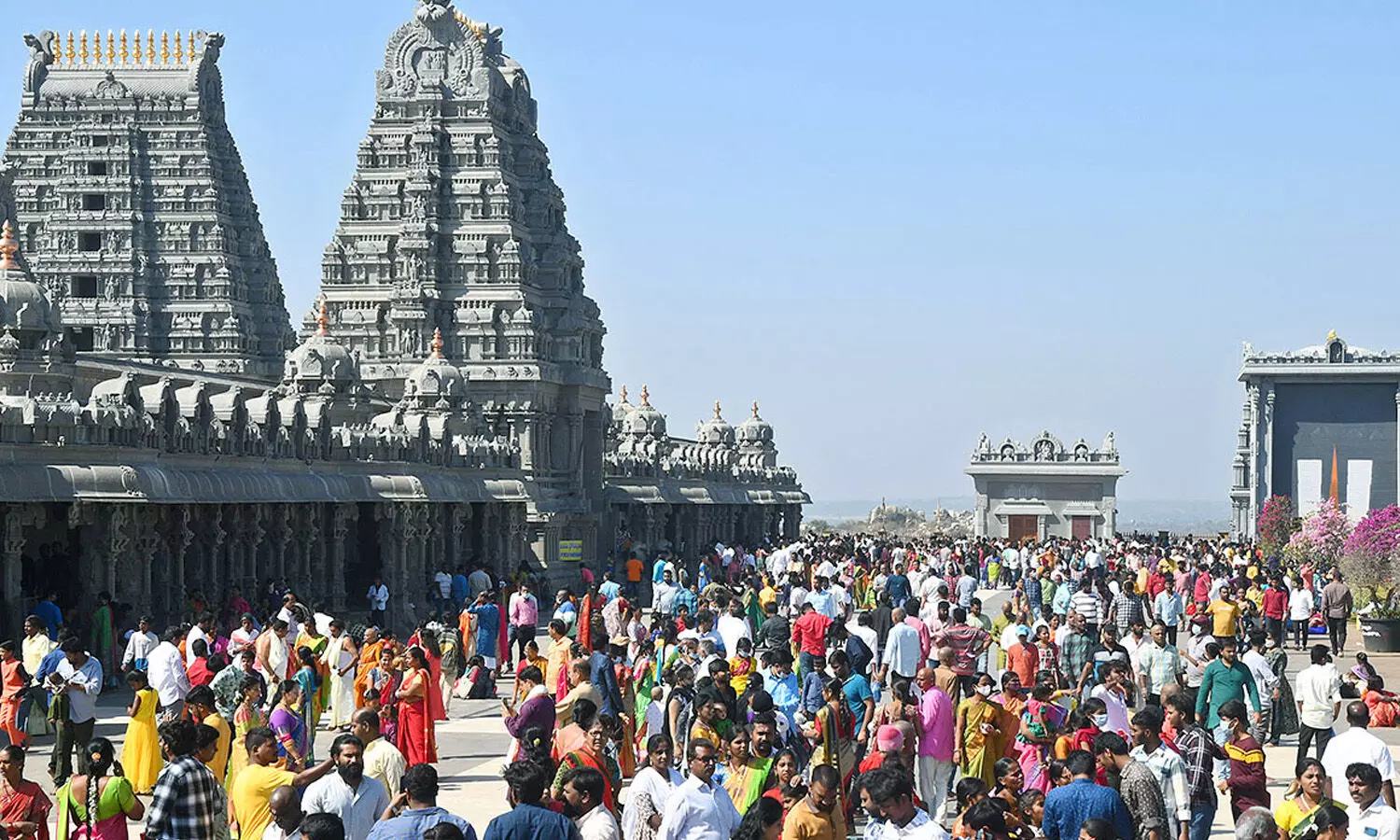 యాదగిరిగుట్టకు  పోటెత్తిన భక్తులు.. దర్శనం కోసం?