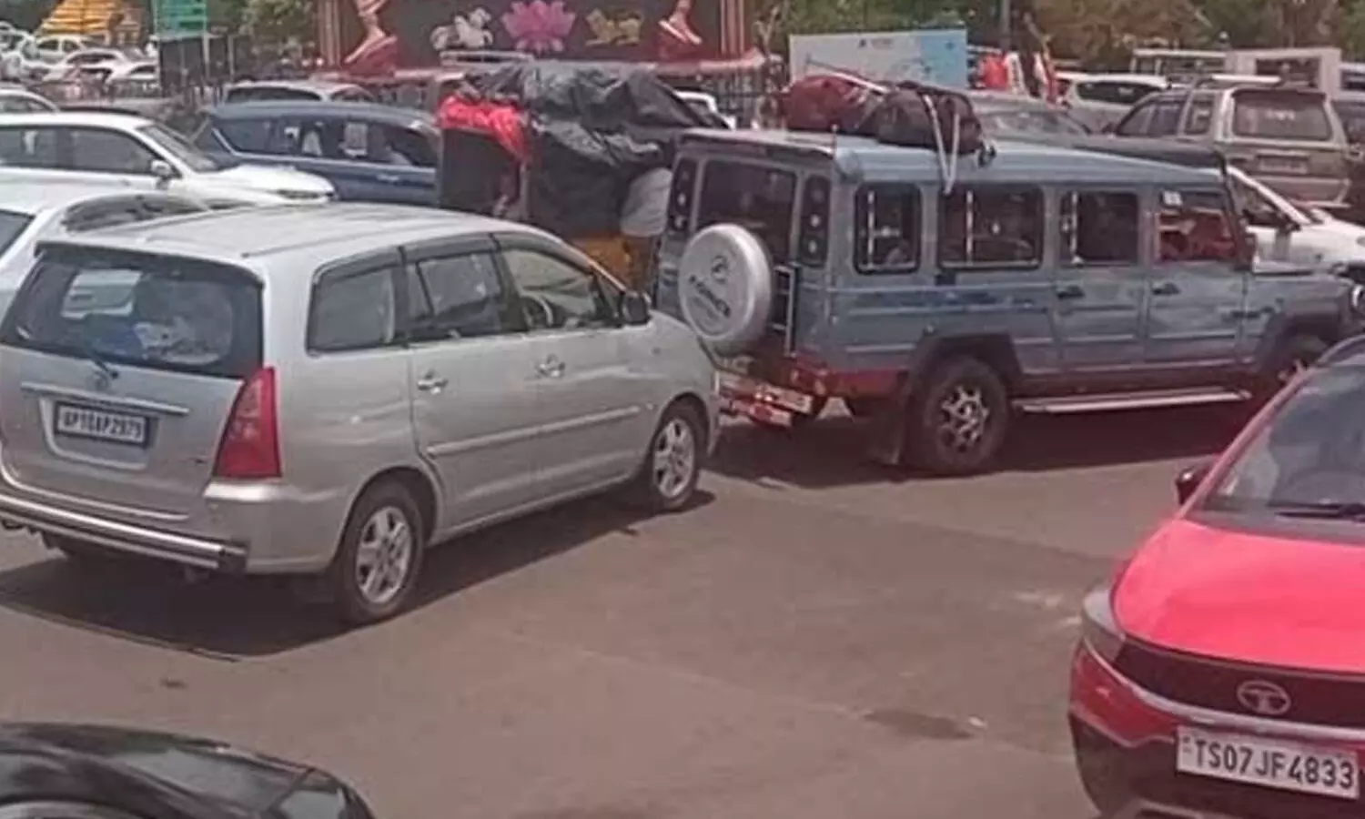 Srisailam : శ్రీశైలంలో ఒక్కసారిగా పెరిగిన భక్తుల రద్దీ.. ఎక్కడి వాహనాలు అక్కడే