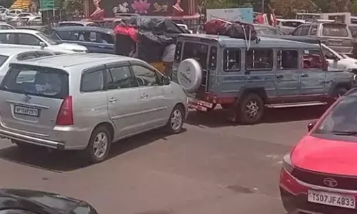 Srisailam : శ్రీశైలంలో ఒక్కసారిగా పెరిగిన భక్తుల రద్దీ.. ఎక్కడి వాహనాలు అక్కడే