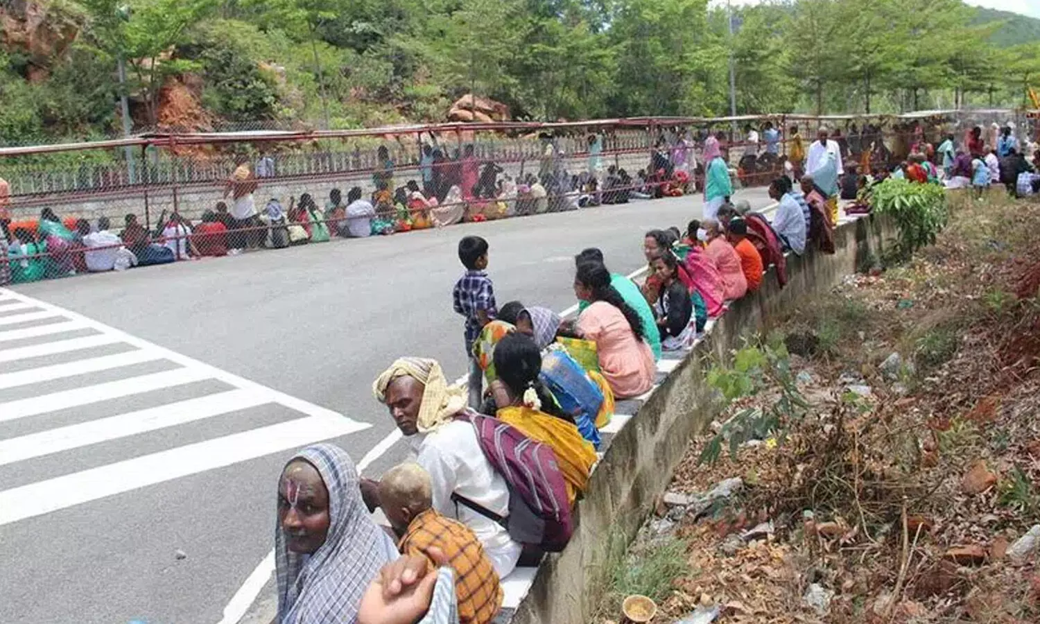 Tirumala : నేడు కూడా క్యూ లైన్ బయట వరకూ.. ఎంత వరకూ అంటే?