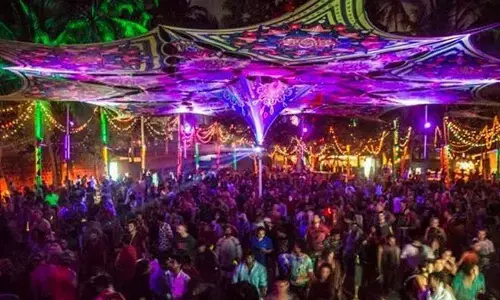 Breaking : బెంగళూరులో రేవ్ పార్టీ... ఏపీ ఎమ్మెల్యే అనుచరులేనని అనుమానం