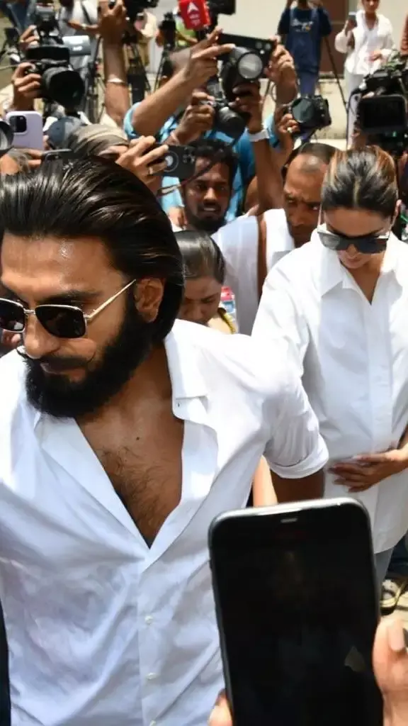 భర్త చేతులు పట్టుకుని ఓటు వేయడానికి వచ్చిన దీపిక పదుకోన్