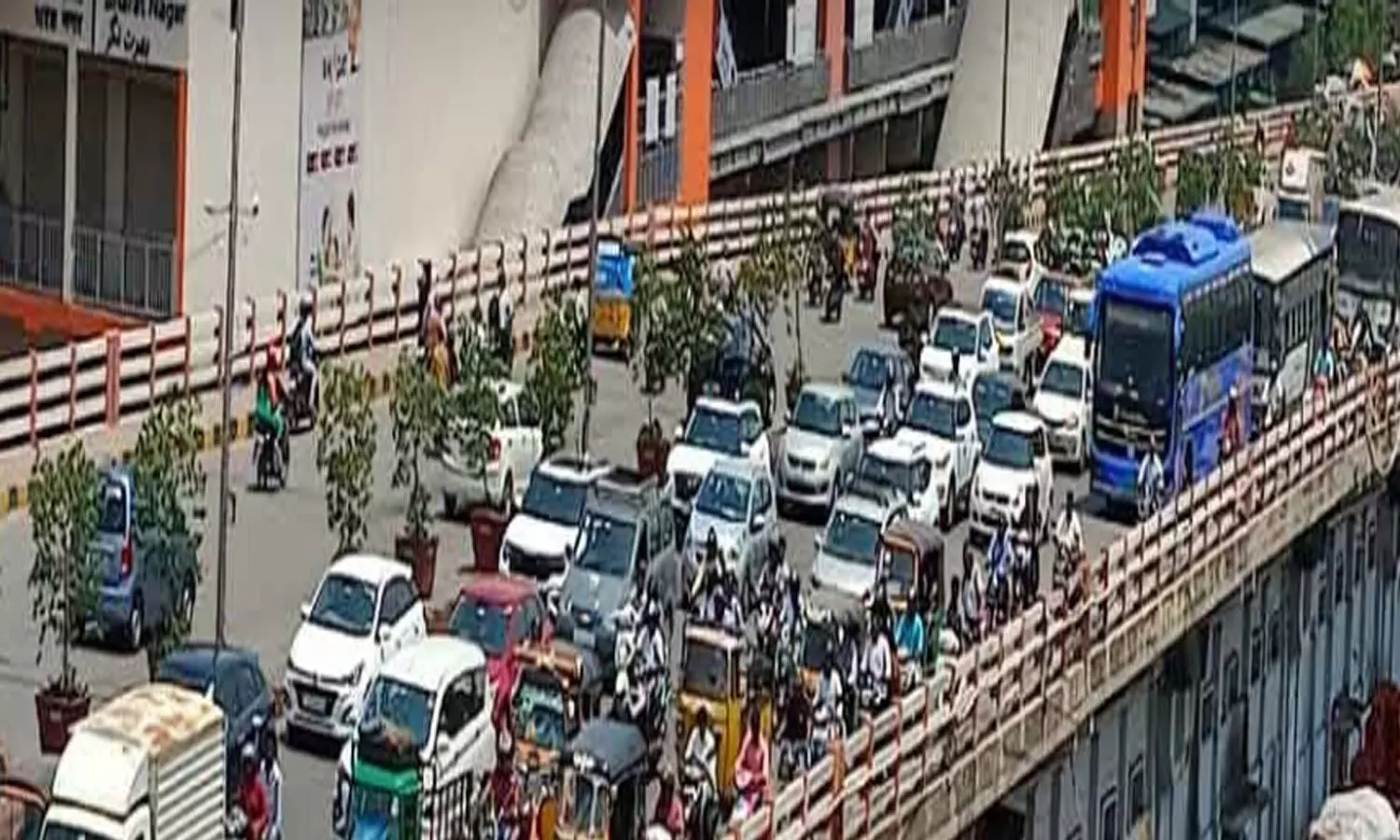 Hyderabad : హైదరాబాద్ లో భారీగా ట్రాఫిక్ జామ్