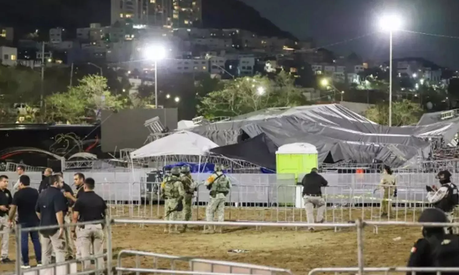 రాజకీయ వేదిక కూలి ఐదుగురు మృతి.. యాభై మందికి గాయాలు