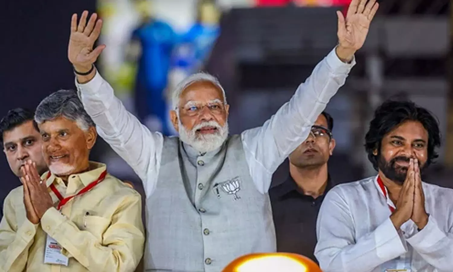 బెజవాడలో మోదీ పర్యటనలో భద్రతా వైఫల్యం.. హోంశాఖ సీరియస్ బెజవాడలో మోదీ పర్యటనలో భద్రతా వైఫల్యం.. హోంశాఖ సీరియస్