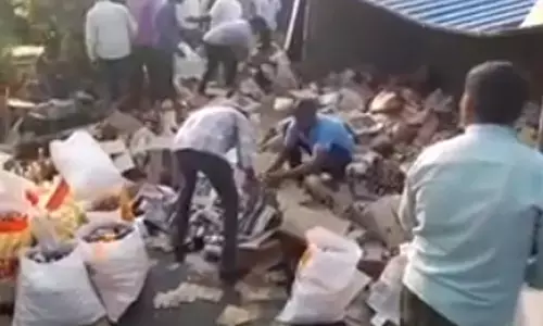 మద్యం లారీ బోల్తా... మందుబాటిల్స్ కోసం ఎగబడిన జనం